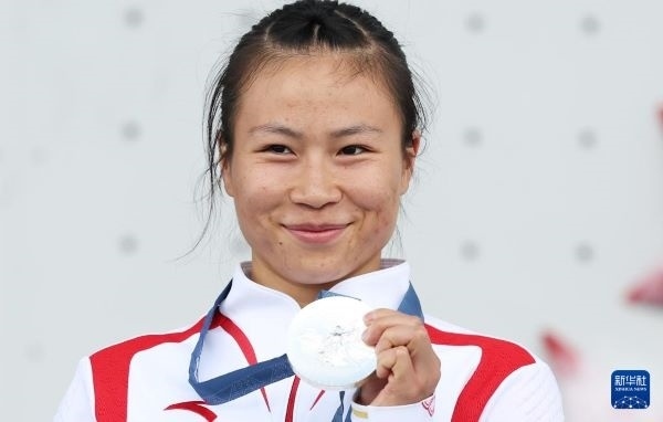 北京時間8月7日，在巴黎奧運(yùn)會攀巖女子速度賽比賽中，中國選手鄧麗娟獲得銀牌。圖為亞軍中國選手鄧麗娟在頒獎儀式上。新華社記者 高靜 攝