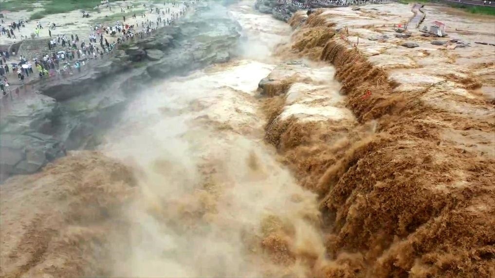 黃河壺口瀑布水量大增，出現(xiàn)壯美黃色瀑布群景觀。新華社發(fā) 呂桂明 攝