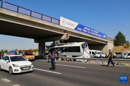 這是8月9日在土耳其安卡拉省波拉特勒拍攝的事故現(xiàn)場。新華社發(fā)（穆斯塔法·卡亞攝）