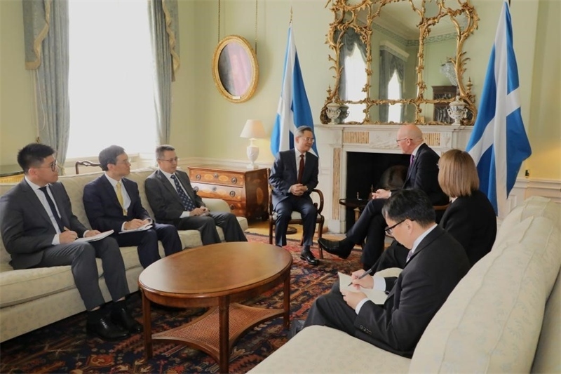 中國駐英國大使鄭澤光在愛丁堡會(huì)見蘇格蘭首席部長(zhǎng)斯溫尼。中國駐英國使館供圖