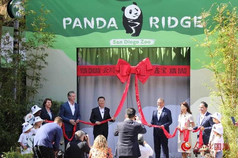 1、中國(guó)駐美國(guó)大使謝鋒、加州州長(zhǎng)紐森、圣迭戈市市長(zhǎng)格洛利亞等人共同為“熊貓嶺”開(kāi)館剪彩。 人民網(wǎng)記者 李志偉攝