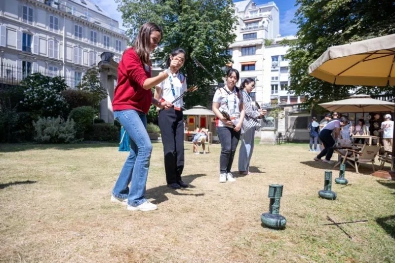 中外友人體驗(yàn)投壺游戲。巴黎