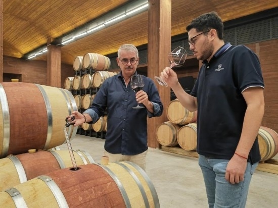  8月7日，尼古拉·格里馬（左）與同事在酒窖中。新華社記者 劉海 攝