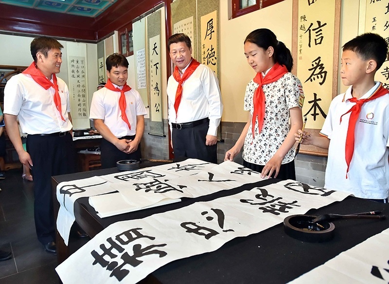 2014年5月30日，習(xí)近平總書記來到北京市海淀區(qū)民族小學(xué)，參加慶祝“六一”國際兒童節(jié)活動。這是總書記觀看學(xué)生書寫的毛筆字。
