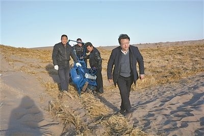 徐先英（右一）帶隊在沙漠腹地試驗新型手扶式小沙障機。受訪者供圖