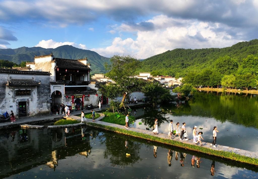 2024年7月7日，游客在安徽省黃山市黟縣宏村游玩。新華社記者杜宇攝