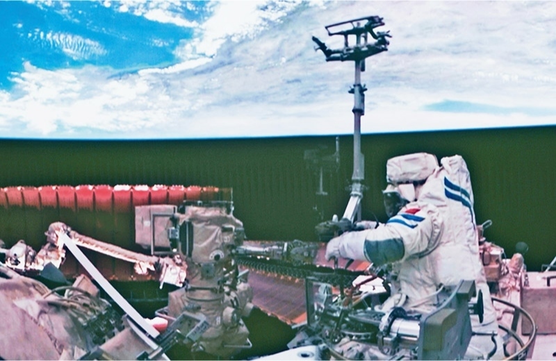 黨的十八大以來(lái)，我國(guó)科技事業(yè)取得歷史性成就、發(fā)生歷史性變革，科技自立自強(qiáng)成果持續(xù)涌現(xiàn)。圖為2024年7月3日在北京航天飛行控制中心拍攝的神舟十八號(hào)航天員李聰在空間站組合體艙外作業(yè)的畫面。 新華社記者 郭中正/攝