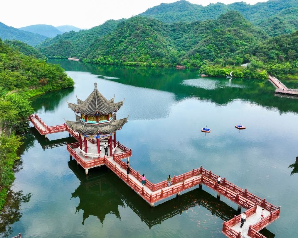 2024年8月11日，游客在湖南省雙牌縣陽明山國家森林公園萬和湖休閑游玩。新華社發(fā)（周秀魚春攝）