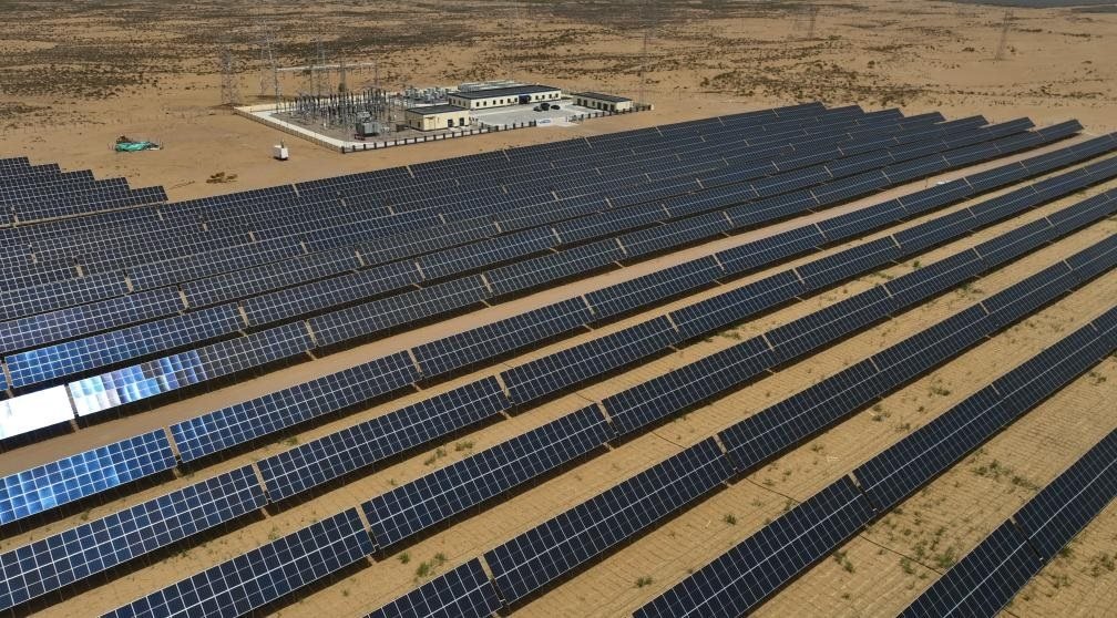 這是2024年5月16日拍攝的內(nèi)蒙古巴彥淖爾市磴口縣烏蘭布和沙漠光伏基地。新華社記者李云平攝