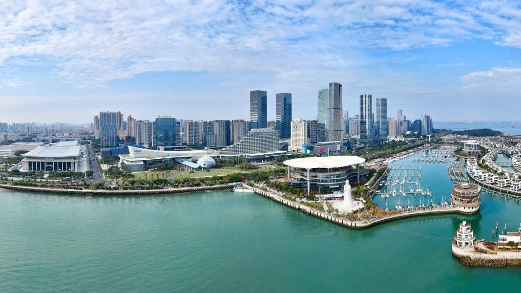 2024年1月24日拍攝的廈門國際會(huì)議中心、環(huán)島路一帶濱海城市景觀。新華社記者姜克紅攝