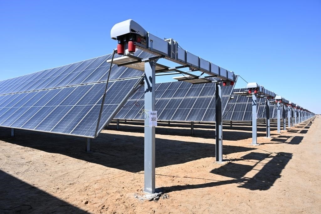 這是2023年3月18日在位于阿聯(lián)酋阿布扎比南部的艾爾達(dá)芙拉光伏電站拍攝的光伏板。新華社發(fā)（中國機(jī)械設(shè)備工程股份有限公司阿布扎比分公司供圖）