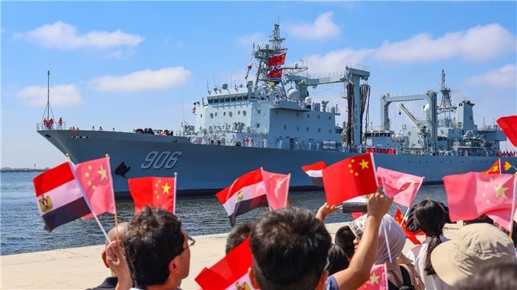 華人華僑代表熱烈迎接祖國(guó)軍艦來訪 護(hù)航編隊(duì)供圖