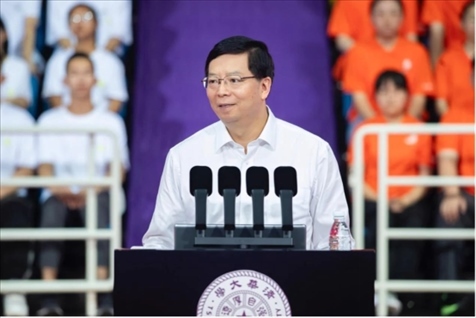 邱勇為新生講授開學(xué)第一課。學(xué)校供圖