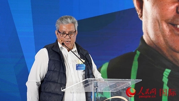 茨瓦尼市市長委員會成員漢內(nèi)斯·科茲致辭。人民網(wǎng) 張茜攝