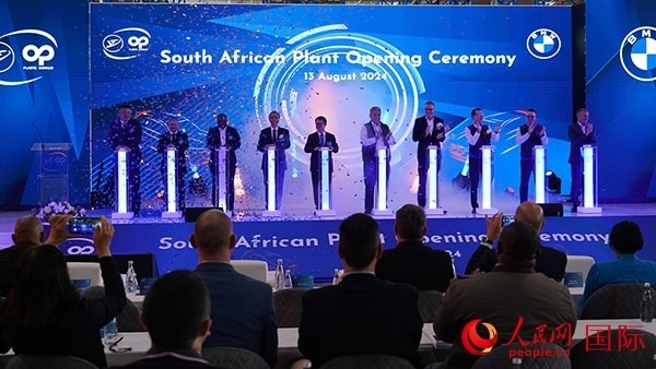 嘉賓點亮燈柱。人民網(wǎng) 張茜攝