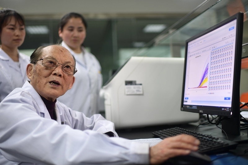 2021年6月17日，吳天一（前）在青海西寧的實(shí)驗(yàn)室內(nèi)和學(xué)生討論。