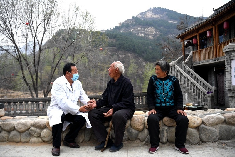 2020年4月15日，在河北阜平縣龍泉關(guān)鎮(zhèn)駱駝灣村，村醫(yī)霍建國(guó)為村民把脈。