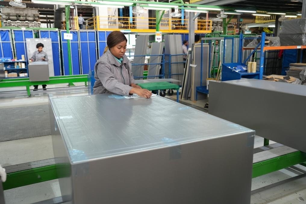 8月14日，在南非開普敦，當(dāng)?shù)貑T工在海信南非工業(yè)園的冰箱生產(chǎn)線上工作。新華社記者王雷攝