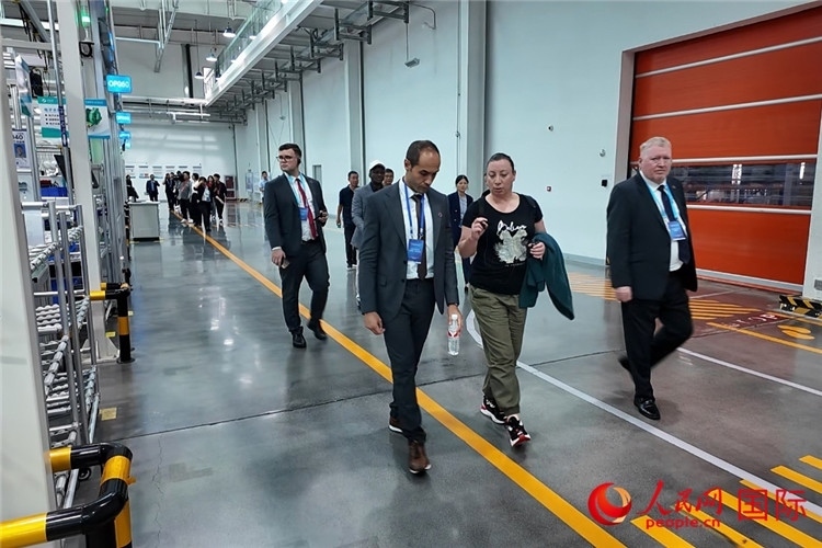 駐華外交官和國(guó)際組織駐華代表參觀億華通動(dòng)力科技有限公司生產(chǎn)車(chē)間。人民網(wǎng)記者 方童攝