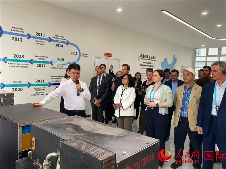 于民向駐華外交官和國(guó)際組織駐華代表介紹企業(yè)發(fā)展情況。人民網(wǎng) 宋歌攝