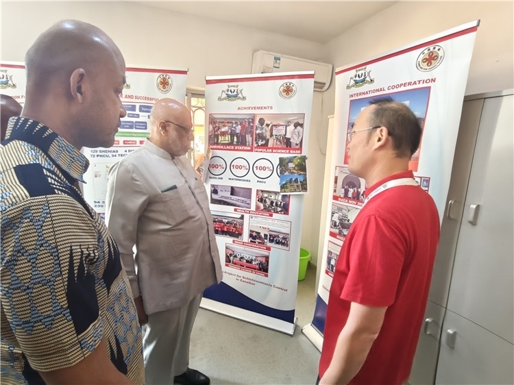 中方專(zhuān)家組組長(zhǎng)黃玉政介紹項(xiàng)目進(jìn)展。專(zhuān)家組供圖