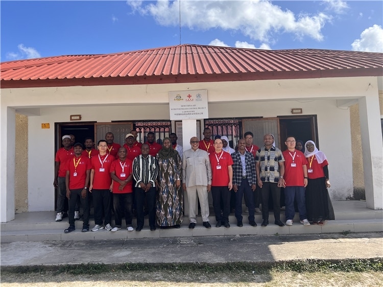 坦桑尼亞桑給巴爾衛(wèi)生部部長(zhǎng)馬茲伊與中方專(zhuān)家組及非方工作人員合影。專(zhuān)家組供圖