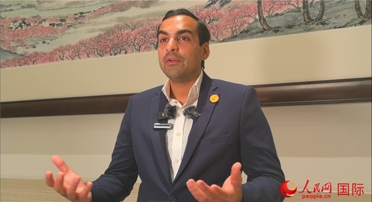 毛里求斯民議會(huì)議長阿德里安·夏爾·杜瓦爾接受媒體采訪。人民網(wǎng) 鐘文興攝