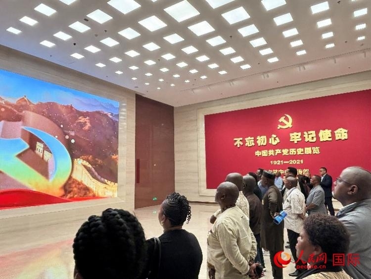 代表團(tuán)參觀“不忘初心 牢記使命”中國共產(chǎn)黨歷史展覽。人民網(wǎng) 曹欣悅攝