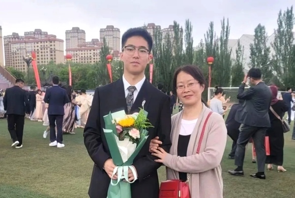 劉傲寒和媽媽合影。北航供圖