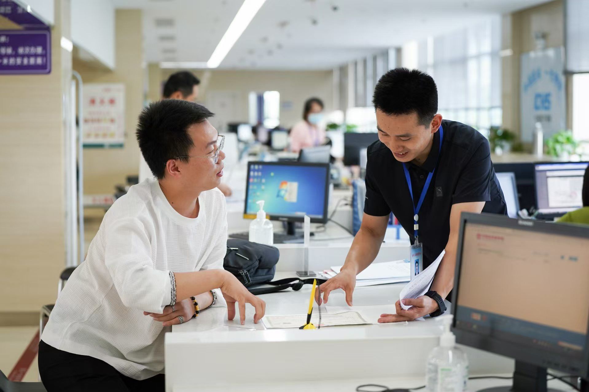 安徽省池州市市民在市政務(wù)服務(wù)大廳辦理業(yè)務(wù)。人民網(wǎng)記者 王銳攝