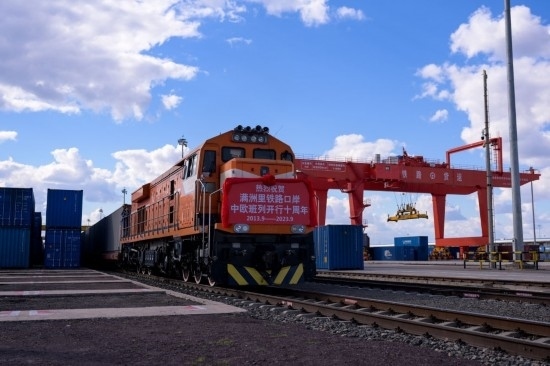 2023年9月20日，一列中歐班列行駛在內(nèi)蒙古滿洲里站貨運車間集裝箱場。作為我國向北開放的“橋頭堡”、中歐班列“東通道”的重要口岸，滿洲里鐵路口岸不斷加大中歐班列通道能力建設(shè)，進(jìn)一步提升運輸效率和品質(zhì)