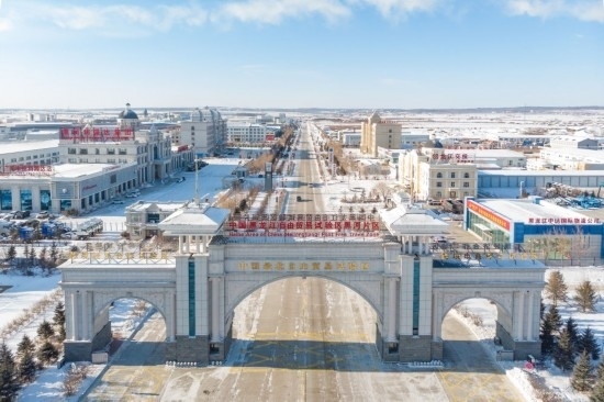 這是2024年1月31日拍攝的中國（黑龍江）自由貿(mào)易試驗區(qū)黑河片區(qū)（無人機(jī)照片）。五年來，中國（黑龍江）自由貿(mào)易試驗區(qū)將“試驗田”種成“高產(chǎn)田”，以全省萬分之三的面積，貢獻(xiàn)了全省約五分之一的實際使用外資和七分之一的外貿(mào)進(jìn)出口，在對外合作、降低物流成本、培育特色產(chǎn)業(yè)和新業(yè)態(tài)新模式等方面深入探索，成功產(chǎn)出超過300項制度創(chuàng)新成果。