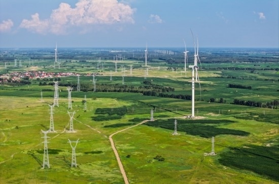這是2024年7月19日拍攝的內(nèi)蒙古通遼238萬千瓦風(fēng)電項目（無人機(jī)照片）。此項目每年可將75億千瓦時清潔電能經(jīng)扎魯特—青州±800（千伏）直流特高壓外送通道送至山東地區(qū)消納，相當(dāng)于滿足受端地區(qū)超過300萬戶居民家庭用電需求，節(jié)約標(biāo)煤261萬噸，減少二氧化碳排放634萬噸。
