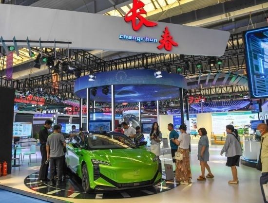 2023年8月23日，人們在第十四屆中國—東北亞博覽會上參觀一汽紅旗新能源車型。