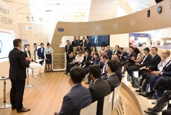 2024年6月26日，嘉賓在第十五屆夏季達(dá)沃斯論壇主會場——遼寧大連國際會議中心參與互動討論。