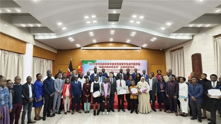 與會嘉賓和留學(xué)生們合影留念。中國駐肯尼亞大使館供圖