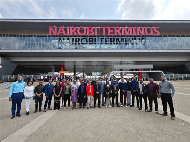 留學(xué)生們參訪中企承建的蒙內(nèi)鐵路。中國駐肯尼亞大使館供圖