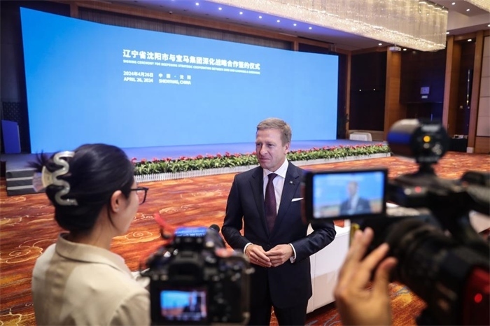 2024年4月26日，寶馬集團(tuán)董事長齊普策在遼寧省沈陽市與寶馬集團(tuán)深化戰(zhàn)略合作簽約儀式現(xiàn)場接受采訪。新華社記者潘昱龍攝