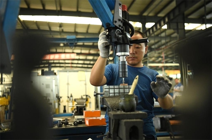 2024年7月30日，在長春吉林通用機(jī)械（集團(tuán)）有限責(zé)任公司模具裝配生產(chǎn)線，鉗工在進(jìn)行攻絲操作。近年來，吉林通用機(jī)械（集團(tuán)）有限責(zé)任公司通過數(shù)字化改造、智能化升級提高生產(chǎn)效率，提升產(chǎn)業(yè)競爭力，已成為全球鋁加工汽車輕量化零部件知名供應(yīng)商，為奧迪、大眾、寶馬、奔馳、保時捷等多家品牌主機(jī)廠供應(yīng)零件。新華社記者柳文惠攝
