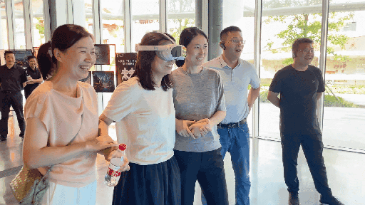 研學(xué)團成員正在用VR眼鏡體驗。人民網(wǎng) 王戰(zhàn)雄攝