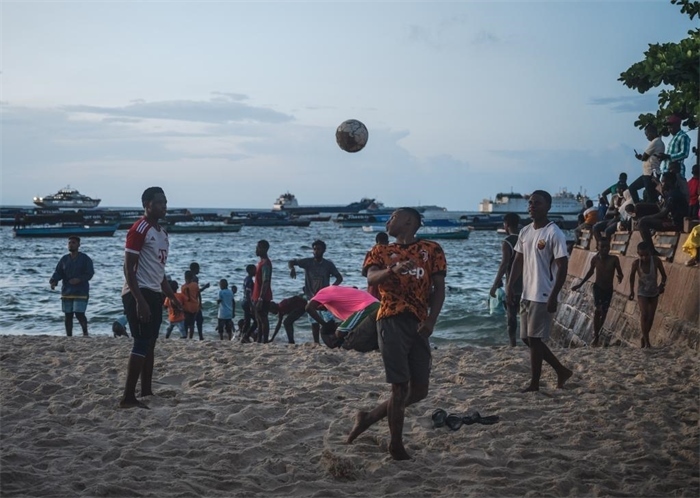 2023年12月31日，人們在坦桑尼亞桑給巴爾島海濱踢球。新華社記者王冠森攝