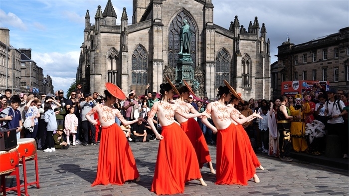 《長(zhǎng)城魂》的演員在愛(ài)丁堡皇家一英里街頭演出。主辦方供圖