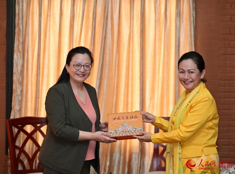 馬珈大使向岱岱楷部長(zhǎng)贈(zèng)送中國(guó)特色紀(jì)念品。人民網(wǎng)記者 謝佳君攝