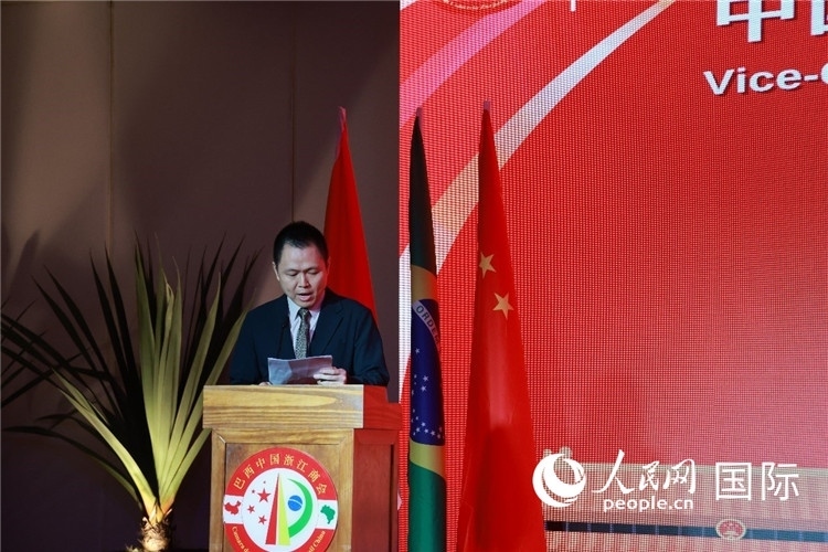 中國(guó)駐里約總領(lǐng)館副總領(lǐng)事王尉育宣讀賀電。人民網(wǎng)記者 陳海琪攝