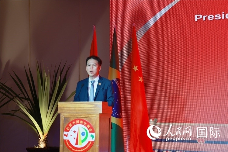 巴西中國(guó)浙江商會(huì)執(zhí)行會(huì)長(zhǎng)陳翔廣宣讀賀電。人民網(wǎng)記者 陳海琪攝
