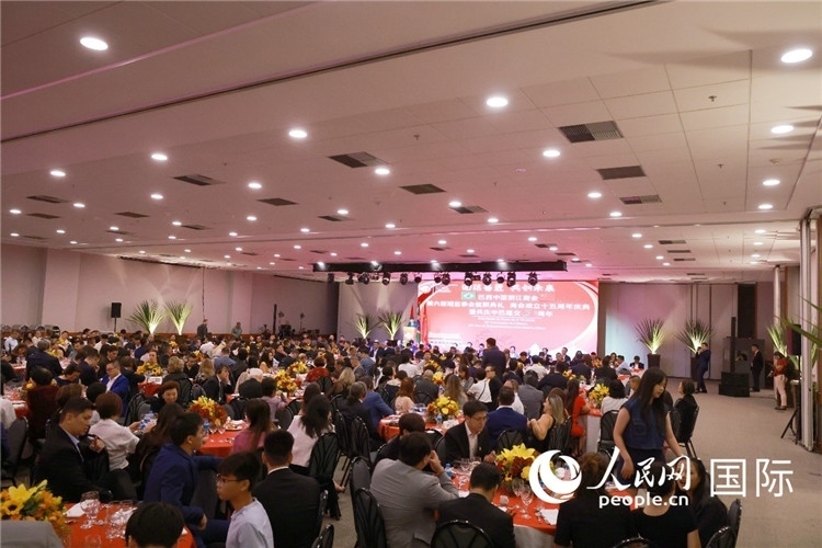 當(dāng)?shù)貢r(shí)間8月24日晚，巴西中國(guó)浙江商會(huì)第六屆理監(jiān)事會(huì)就職典禮在里約熱內(nèi)盧舉行。圖為就職典禮現(xiàn)場(chǎng)。人民網(wǎng)記者 陳海琪攝