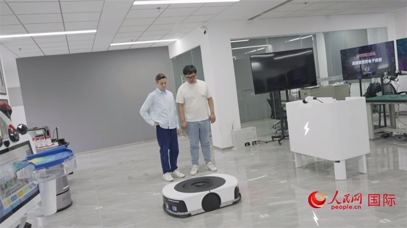 睿樂達機器人充電停車場。人民網(wǎng)記者 張榮攝