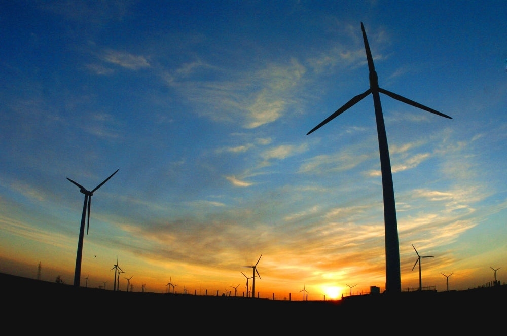 2005年，吉林省白城市通榆縣境內(nèi)幾十部風(fēng)力發(fā)電機(jī)組在工作。新華社發(fā)