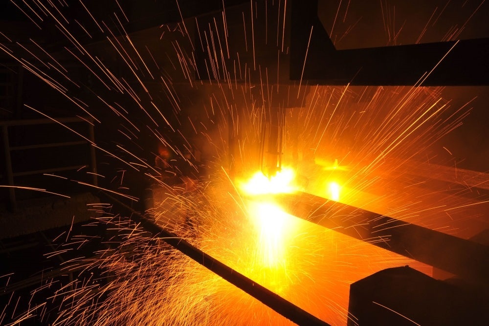 2015年3月10日，東北特鋼集團(tuán)大連基地生產(chǎn)的合金鋼連鑄坯進(jìn)行定尺切割。新華社發(fā)