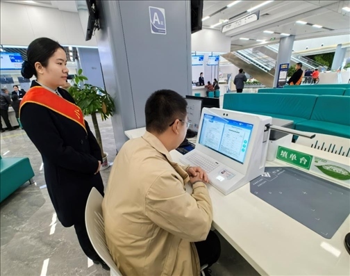 市民用電子范例填單臺錄入信息。人民網(wǎng)記者 周雯攝